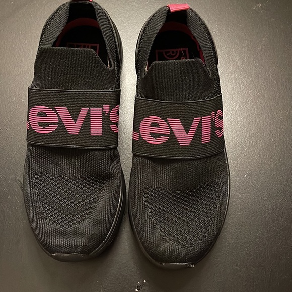 Women’s Levi’s slip on tennis shoes size 6 - Picture 2 of 6